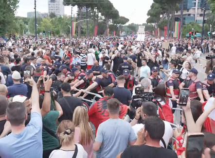  Dita e katërt të protestave para Kryeministrisë, përplasja e parë mes protestuesve dhe policisë