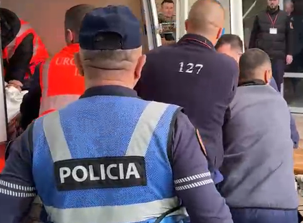 Vrau një polic dhe plagosi një tjetër, autori mbërrin në spitalin e Korçës