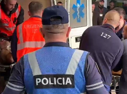 Mbërrin në Tiranë edhe autori i ngjarjes së rëndë në Maliq. Masa të shtuara për të shmangur përplasjet mes familjarëve