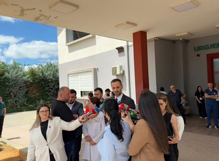 Çdo sekondë vlen! Ministri i Brendshëm viziton policin e plagosur 