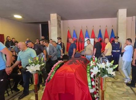 Homazhe në Pogradec për policin e vrarë në krye të detyrës, Enea Mekolli do të prehet në vendlindje