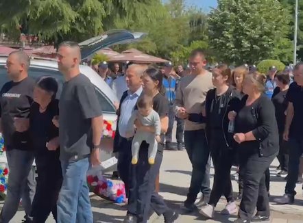 Homazhet në Pogradec, përcillet për në banesën e fundit Dëshmori i Atdheut, Enea Mekolli