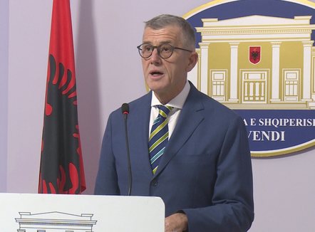 Largimi i drejtoreshës së QSUT, Hoti: Qeveria kërkon fajtor për të shpëtuar nga përgjegjësia