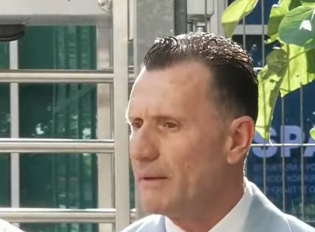 Avokati i Metës kundërshton vendimin e GJKKO: E papranueshme ta mbash në kafaz xhami