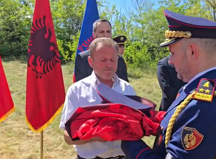  I jepet lamtumira e fundit policit dëshmor, familjes i dorëzohet kapela dhe certifikata  