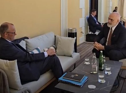  “Ai për Berlin e unë për Vlorë”, Rama bisedon me kancelarin Merz, publikon foton  