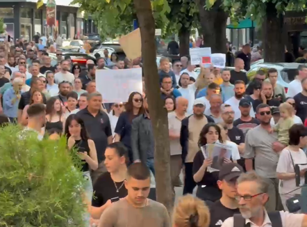 Edhe në Korçë protestë kundër projektit në Zvërnec, qytetarët mbushin Bulevardin