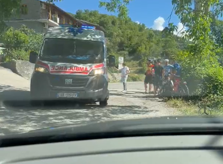 Turisti gjerman aksidentohet rëndë në Përmet, ambulanca vonohet 2 orë