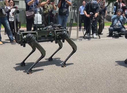  Qen robot të armatosur, Taivani kthen sytë nga teknologjia, mund të përdoren për patrullim