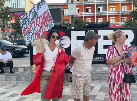 “Çohu nga kafja”, protestë edhe në sheshin qendror të Fierit