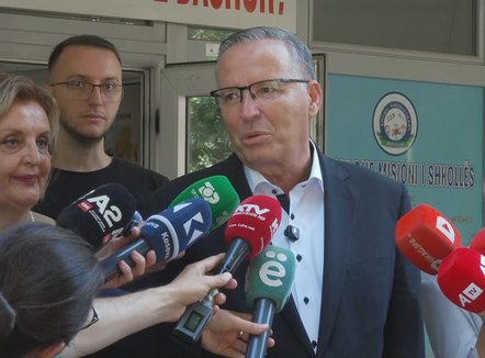 Kreu i PDK Bedri Hamza voton në Mitrovicën e Jugut: Dilni në votime, sot vendosim për të ardhmen