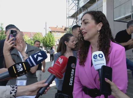 “Shpresoj që Kosova të fitojë!” Vjosa Osmani pas votimit: Sot mbaron kriza e institucioneve