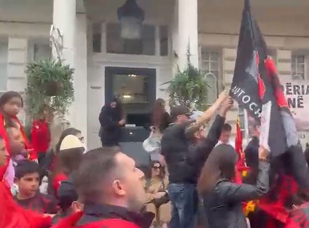 Kundër projektit në Zvërnec, shqiptarët në Britaninë e Madhe në ditën e dytë të protestës 
