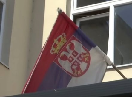 Largohet flamuri i Serbisë në Qendrën e Votimit në Pejë