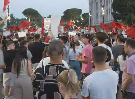 Dita e tetë, qytetarët protestë para Kryeministrisë