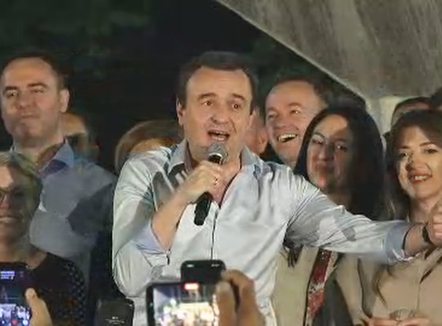 Kurti mban fjalimin e fitores: Kjo është dekada e qeverisjes së Vetëvendosjes, Kosova e ka Presidenten