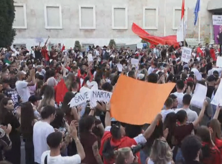 Dita e nëntë e protestës, qytetarët grumbullohen para Kryeministrisë 