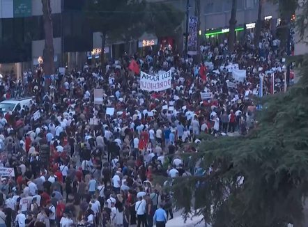 Reuters transmeton live protestën për Zvërnecin, reagon Taulant Balla: Kanë hall tjetër, jo Shqipërinë