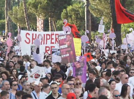 Protestuesit: Shqipëri e re; Rama: Nuk jemi tradhtarë, projekti do të bëhet