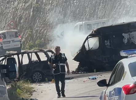 Aksident në Kaninë, një i vdekur, 5 të tjetër plagosen. Makinat digjen pas përplasjes
