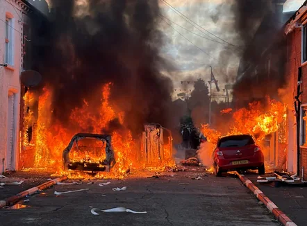 Azilkërkuesi nga Sudani donte t’i priste kokën një irlandezi, shpërthejnë protestat në Belfast dhe qytete të tjera të Mbretërisë së Bashkuar