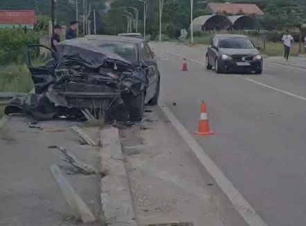 Me shpejtësi tej normave, drejtuesi i automjetit përplaset me barrierat mbrojtëse në aksin Pogradec - Qafë Plloçë