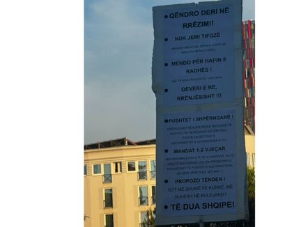 Pankarta me kërkesa e protestuesve: Qeveri e re, rrënjësisht! Mandat 1-2 vjeçar për kryeministrin