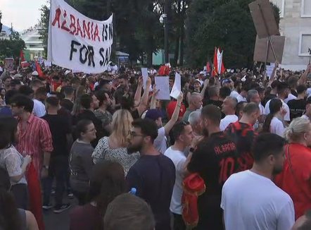 Gazetarja: Socialistët, kontroll rrjeteve sociale të atyre që kanë shpërndarë protestën