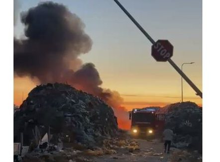 Zjarr në fushën e mbetjeve në Vlorë