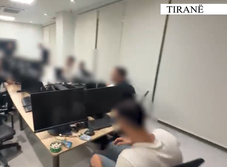 Mashtrim kompjuterik përmes call center-it, arrestohen në flagrancë 4 organizatorët, procedohen 49 punonjës