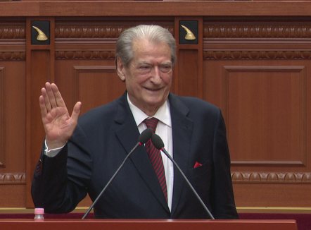 A është hequr “non grata”? Berisha pritet më duartrokitje në Parlament: Unë erdha, u krye
