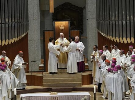 Papa Leoni XIV bekon kullën më të lartë të Sagrada Familias në Barcelonë