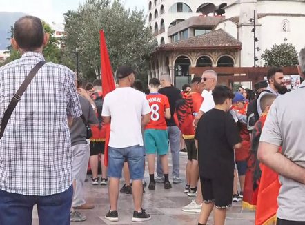 Protesta në ditën e dymbëdhjetë/ Qytetarët marshojnë drejt Kryeministrisë, kërkohet largimi i Edi Ramës