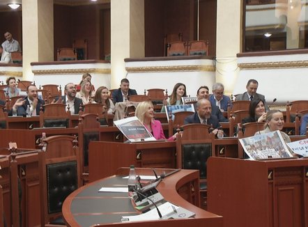 Protesta shkon në Kuvend, opozitarët këndojnë koret, Balla: Projekti do të bëhet