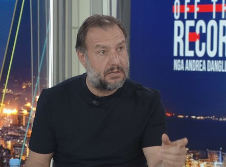 Deputeti i PS, Shalsi: Protesta ka fjalime ordinere dhe kur nxjerr ato pankartat