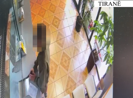 Momentet kur 23-vjeçari tentoi grabitjen në Shkozë me pistoletë lodër