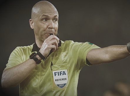 Deri në 100 mijë dollarë! FIFA shpërblen arbitrat, bonuse për ndeshjet me rëndësi
