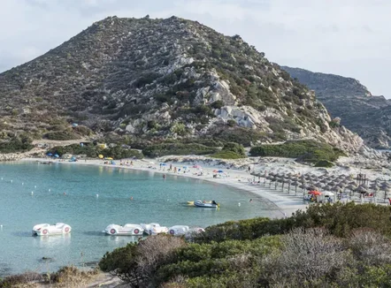 Plazhi i famshëm ndalon çadrat për vizitorët nga 10 deri në 65 vjeç