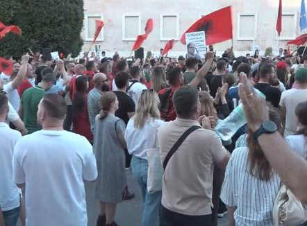 Protesta në ditën e trembëdhjetë/ Qytetarët mblidhen përballë Kryeministrisë, kërkohet largimi i Edi Ramës