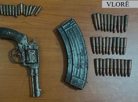 Armë, kokainë e kanabis, arrestohen dy persona në Vlorë