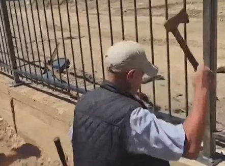 Me sëpata, hunj dhe hekurprerëse, protestuesit hyjnë kantierin e resortit në Rrjoll