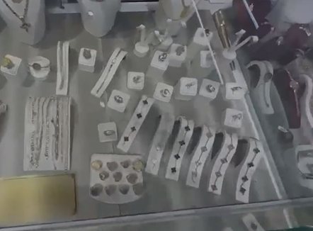 Trafik sendesh me vlerë! Pranga 27-vjeçarit, sekuestrohen 15 kg ar, diamant dhe qindra ora luksoze 
