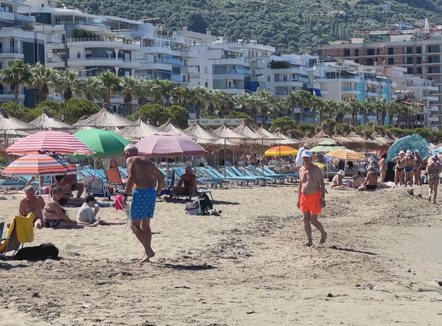 Sezoni veror në Vlorë, fluks pushuesish vendas dhe të huajsh