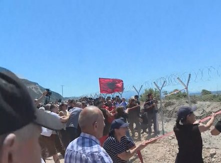 Protesta në Rrjoll, ekspertët: Investimi sjell zhvillim dhe punësim