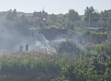 Vlorë, zjarr në lagjen 