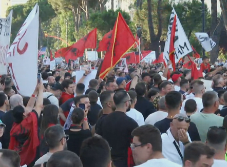 Protesta qytetare, tubimi në ditën e 14. Kërkohet dorëheqja e kryeministrit