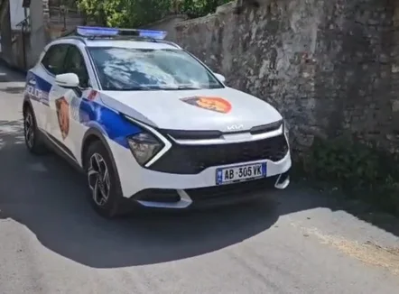Eksploziv në portën e jashtme të një banese në Mjull-Bathore