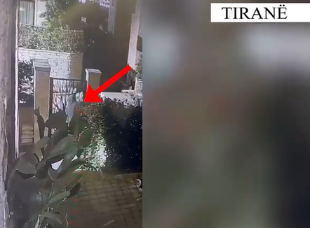 Tentoi të vidhte një banesë në Farkë, 53-vjeçari bie në prangat e policisë. Ja pamjet 