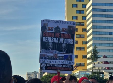 Dita 15 e protestës, qytetarët kërkojnë largimin e Ramës