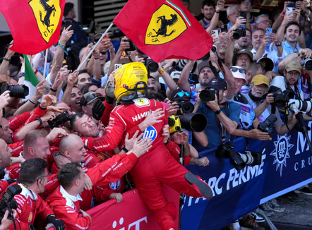 F1, Hamilton arrin fitoren e parë me Ferrarin
